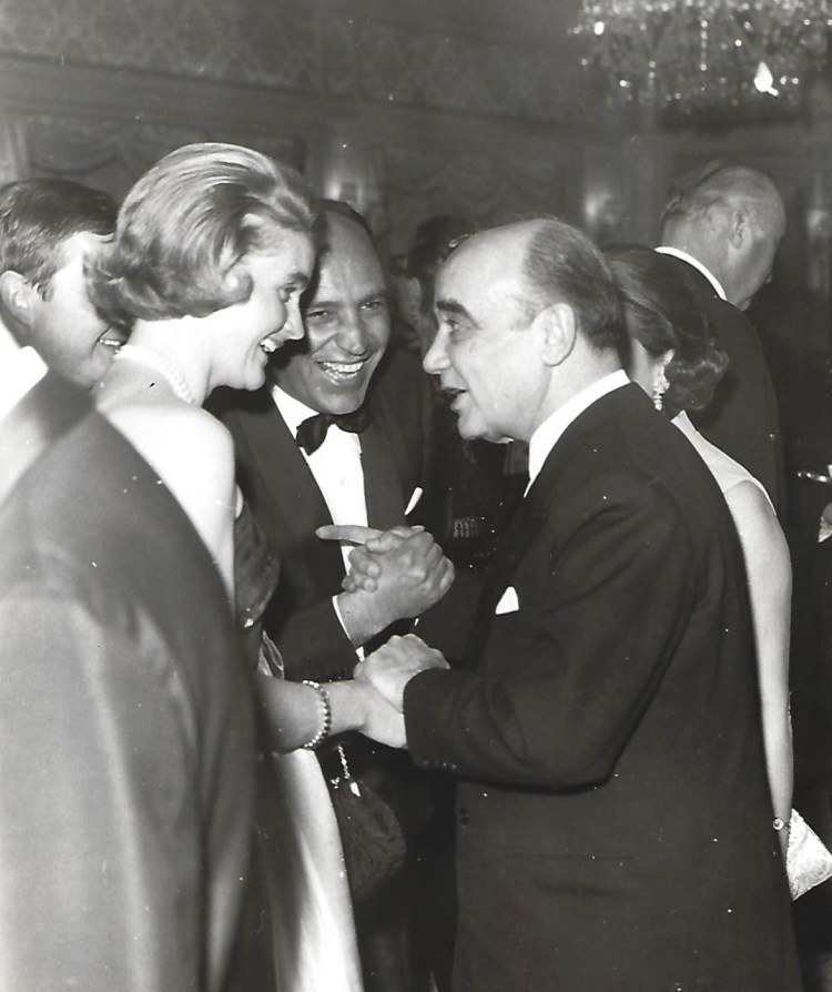 Marion von Cramm (L) and Greek Central Bank Governor Dimitrios Galanis (R)